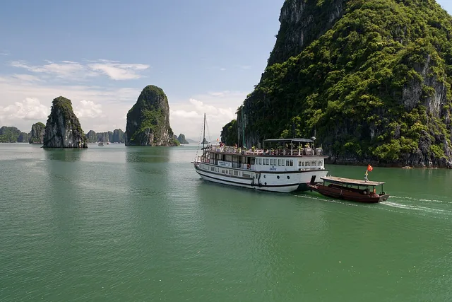 Biển, núi đá vôi và thuyền trên vịnh Hạ Long