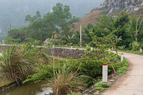 Đồng quê và núi đá gần Hang Múa, Ninh Bình