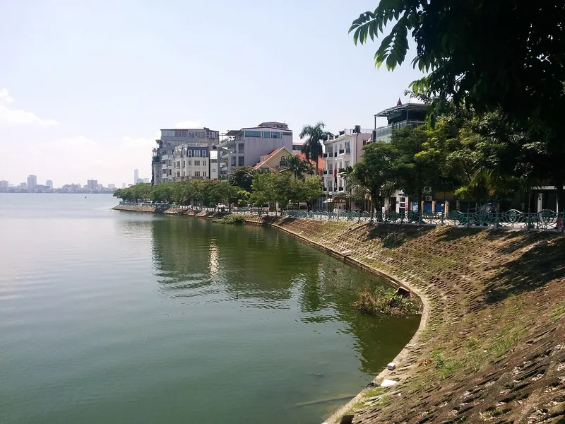 Một góc Hồ Tây, Hà Nội vào ban ngày