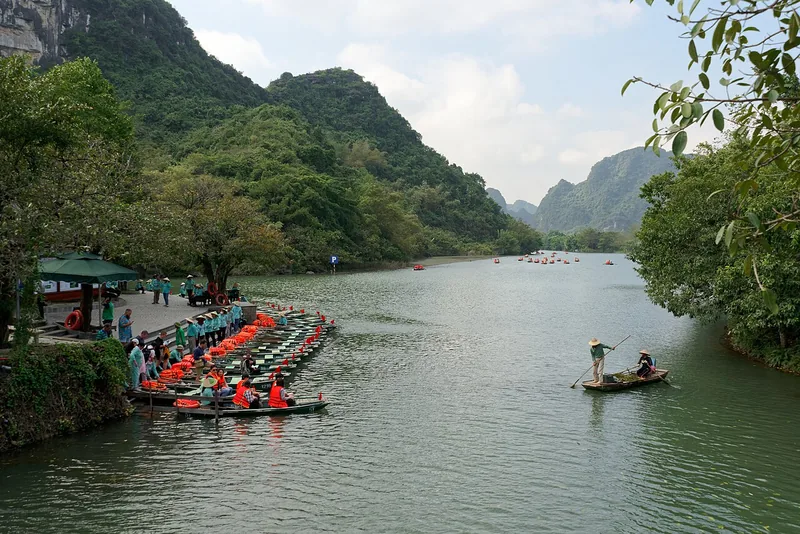 Bến thuyền bên núi đá ở Tràng An, Ninh Bình