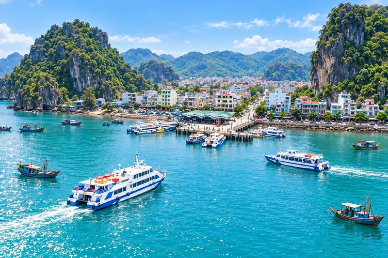 Cảng Cái Rồng với tàu thuyền và núi ven biển — ảnh minh họa