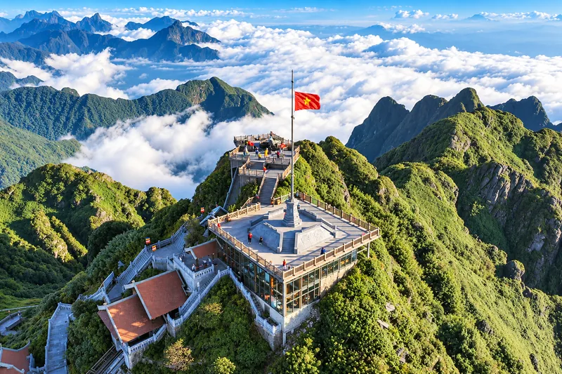 Đỉnh Fansipan và biển mây trên dãy Hoàng Liên Sơn