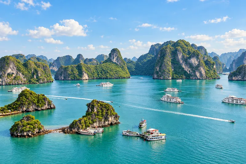 Vịnh Hạ Long với núi đá vôi và tàu du lịch trong nắng